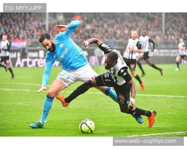 纽卡球迷与马赛当地球迷发生冲突部分人紧急躲入酒吧避难