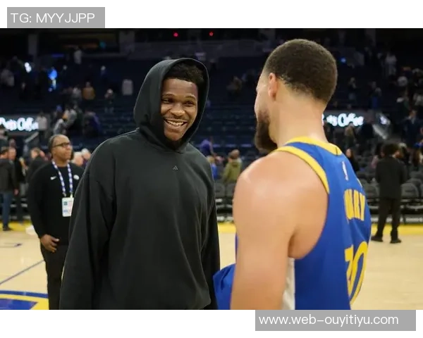 斯潘塞三分命中后向勇士替补席比钱手势库里转发引热议