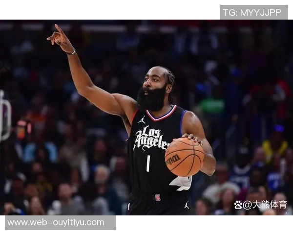 三球半场高效表现砍下23分7篮板4助攻首节独揽15分助力球队奋战