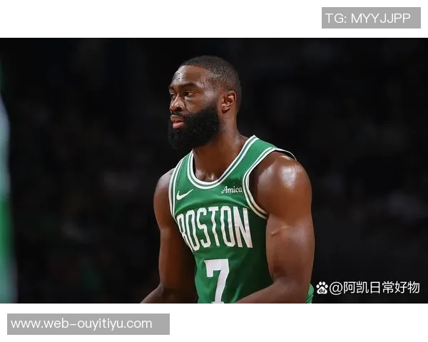 杰伦布朗半场表现出色普理查德助攻频繁两人联手引领球队攻势